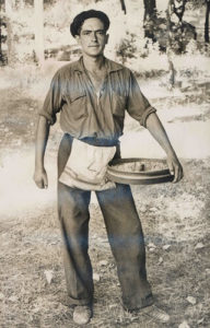 chef Amalio recogiendo piñones